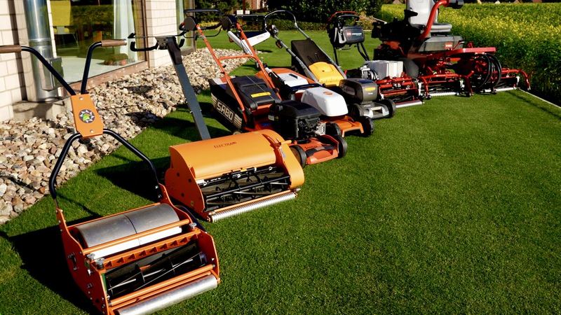 Meine 7 Rasenmäher aufgereiht auf dem Rasen