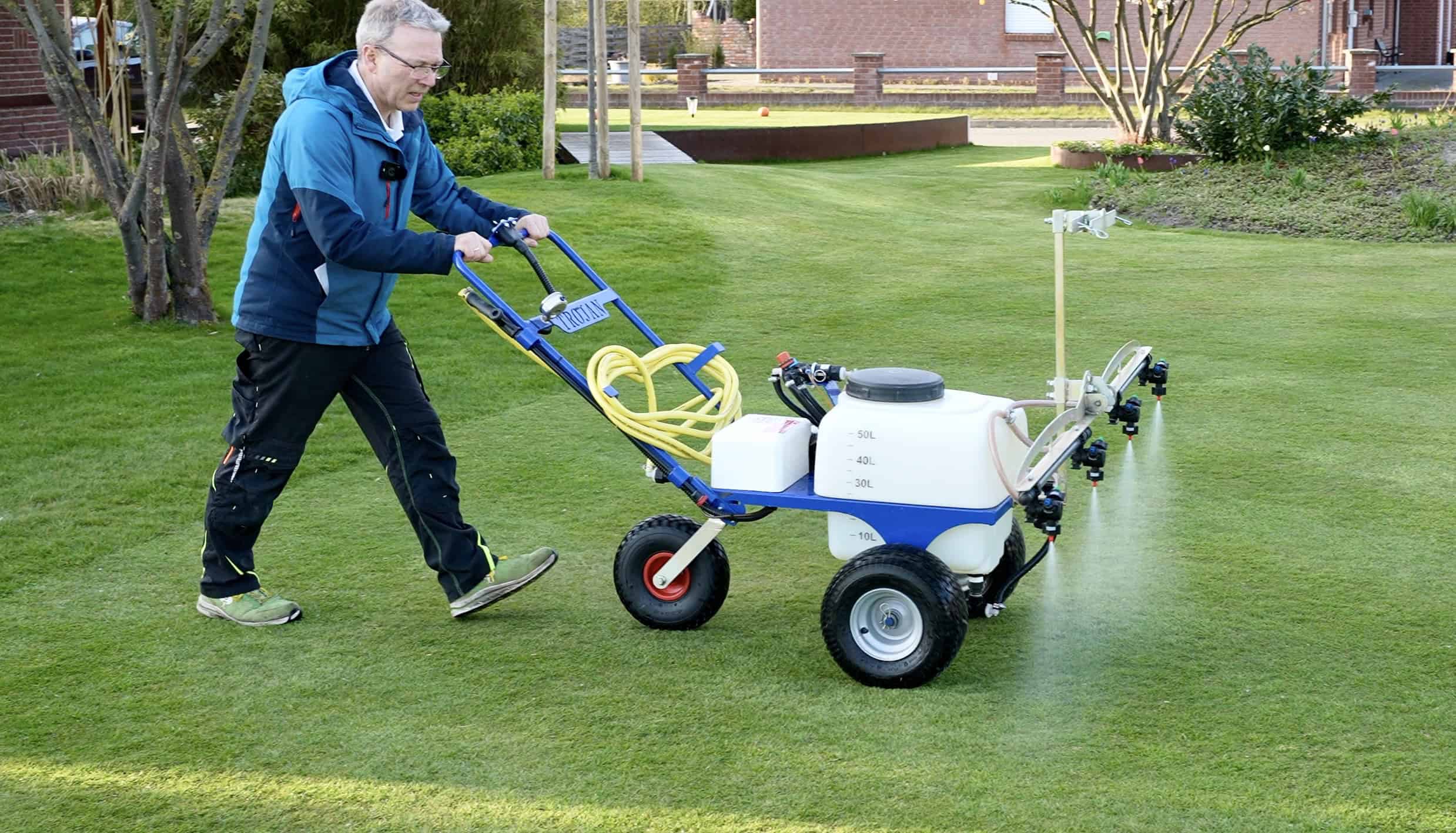 Rasenpflege - Przisionsdngung Golfgrns