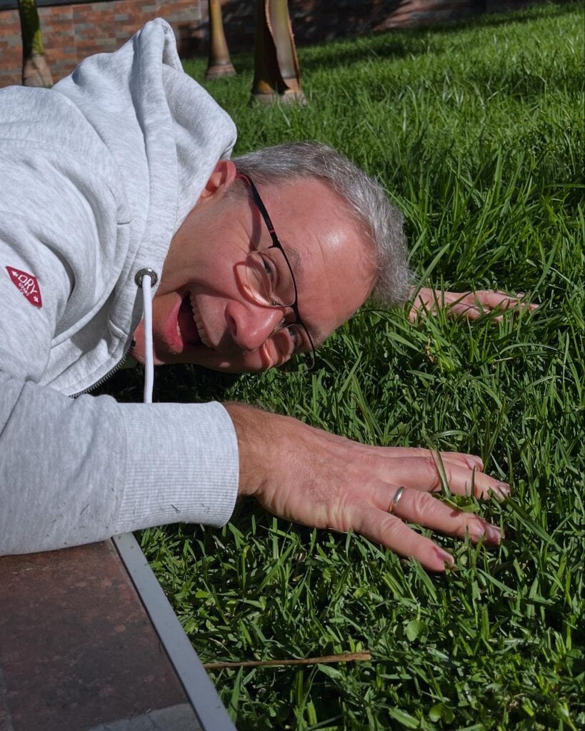 Rasenfreak Lachend auf dem Rasen