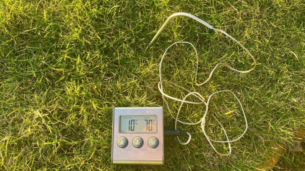 Temperaturmesser auf dem Rasen